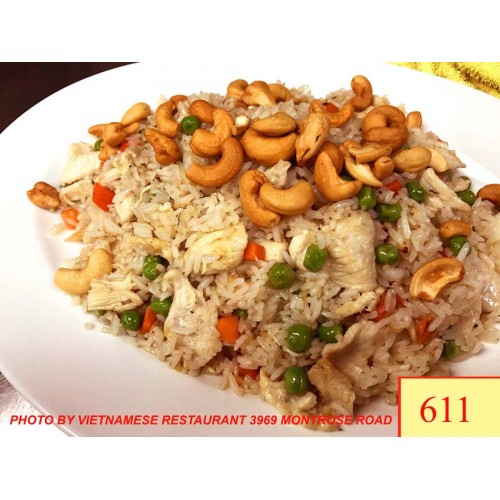 611. CƠM CHIÊN GÀ HẠT ĐIỀU - CHICKEN, CASHEW FRIED RICE ( CHICKEN BREAST, CASHEW, PEAS, CARROTS & EGG )